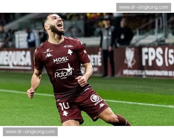 铁血深红与金黄风暴的博弈：当梅斯遇见朗斯，法甲不仅仅是豪门游戏